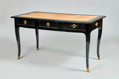 Petit bureau plat en bois relaqué noir, la...