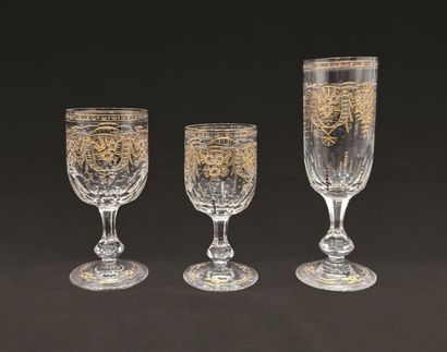 Partie de service de verres en cristal taillé...