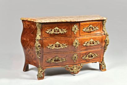 Commode à façade et côtés galbés en bois...