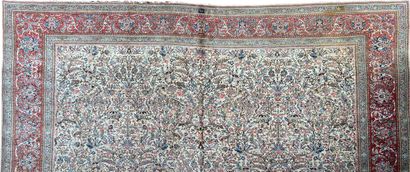 Grand tapis d'Orient en laine, à décor d'animaux...