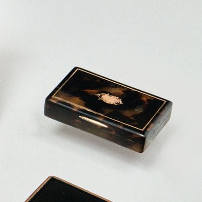 Petite boîte rectangulaire en écaille, le...
