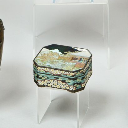 Boîte rectangulaire à pans en émaux cloisonnés...