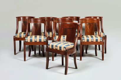 Suite de huit chaises en acajou et placage...