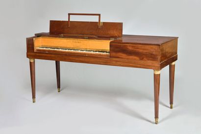 Pianoforte en acajou et placage d'acajou....