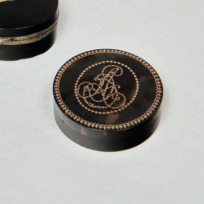 Boîte ronde en écaille, le couvercle et le...