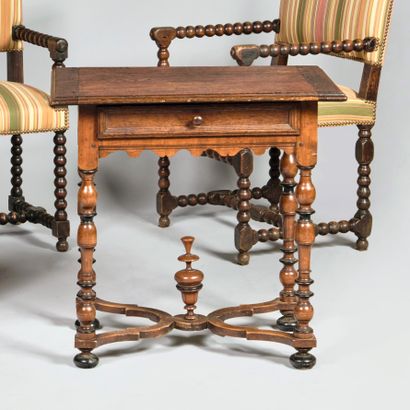 Petite table en chêne et bois fruitier mouluré....
