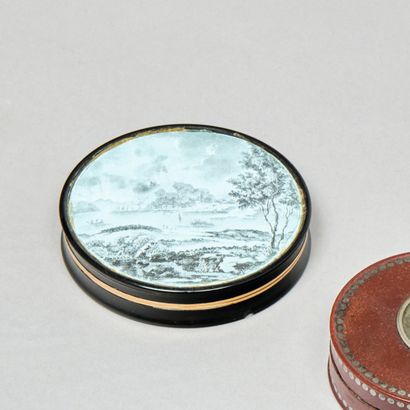 Boîte ronde en écaille, le couvercle orné...