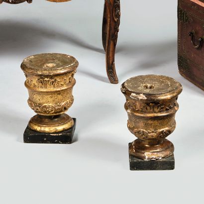 Paire d'éléments décoratifs en bois doré,...