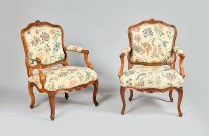 Paire de fauteuils en bois naturel mouluré...