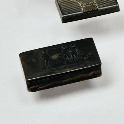 Tabatière en corne, le couvercle sculpté...