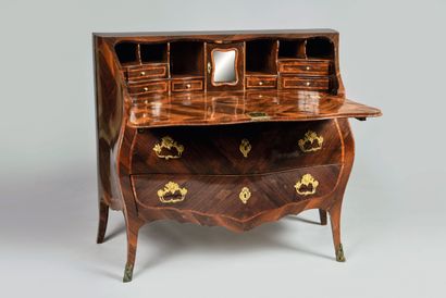 Commode bureau à façade et côtés galbés en...