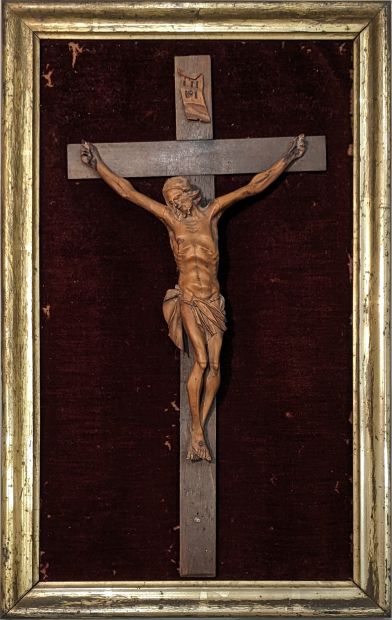 Christ en buis sculpté, sur une croix en...