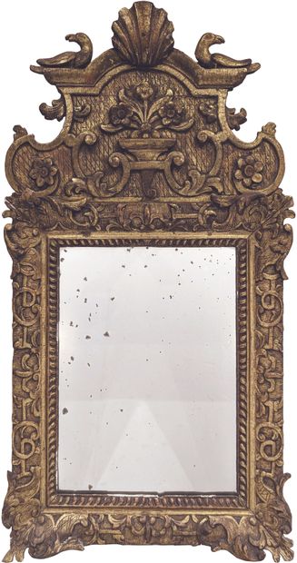 Miroir à entourage en bois doré à décor de...