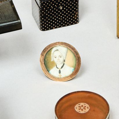 Miniature ronde représentant une jeune femme...