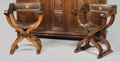Paire de fauteuils en bois fruitier, les...