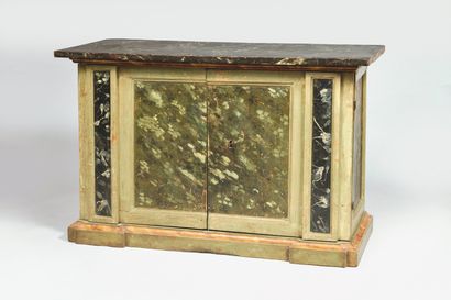 Commode en bois peint à l'imitation du marbre...