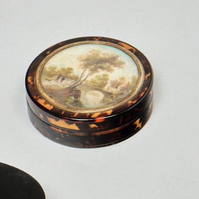 Boîte ronde en écaille, le couvercle orné...