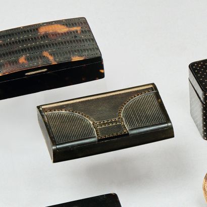 Petite boîte rectangulaire en corne simulant...
