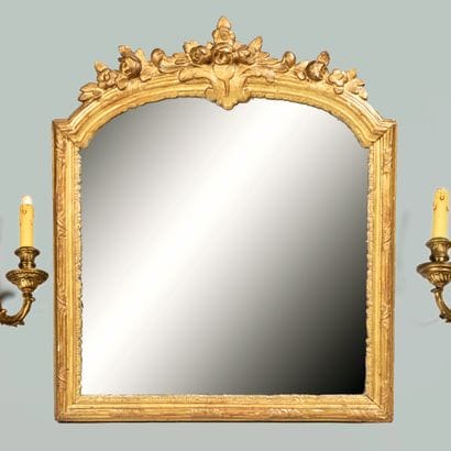 Petit miroir à entourage en bois doré à décor...