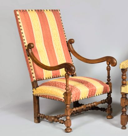 Fauteuil en bois fruitier, le haut dossier...