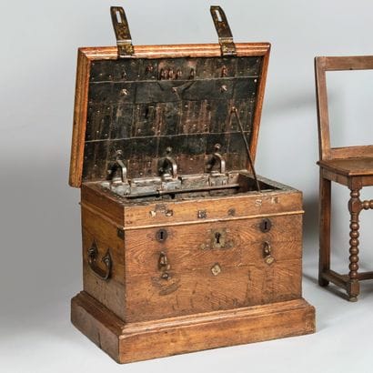 Petit coffre-fort de voyage en bois fruitier...