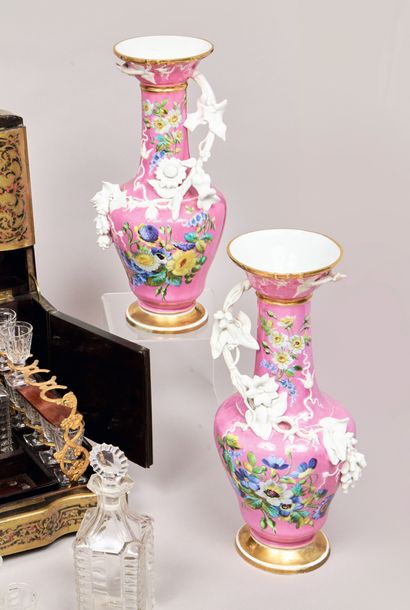 HAVILAND Limoges. Paire de vases de forme...