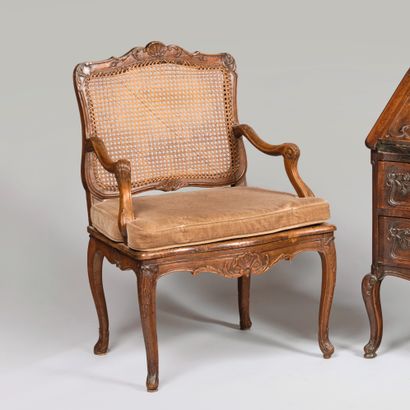 Fauteuil en bois naturel mouluré et sculpté...