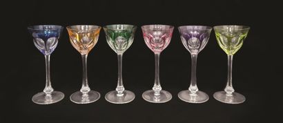 Suite de douze verres à vin blanc en cristal...