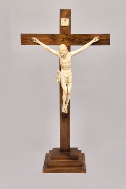 Important Christ en ivoire (elephantidae...