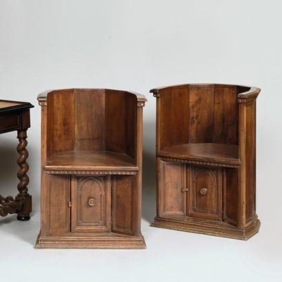 Paire de fauteuils d’ecclésiastique, en bois...
