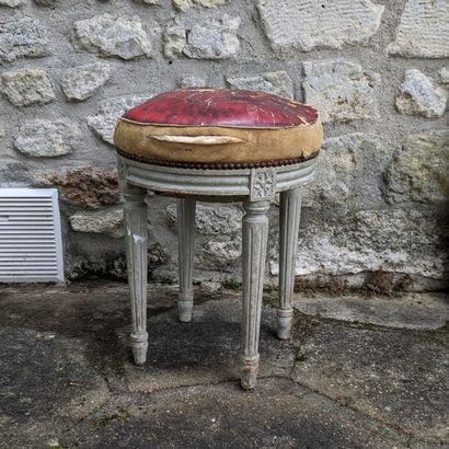 Round stool in gray lacquered wood. Fluted...