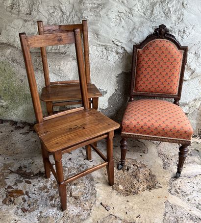Small chair in natural wood, the flat basket-handle...