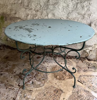 Garden table in painted sheet metal. Round...