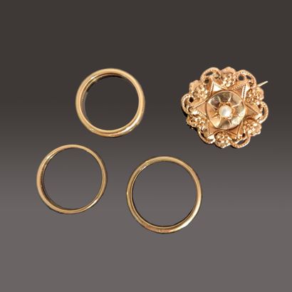 Set of three wedding bands in 18K (750) yellow...