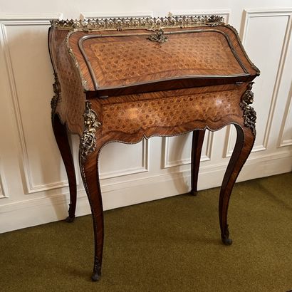 Small sloping desk, curved on all sides,...