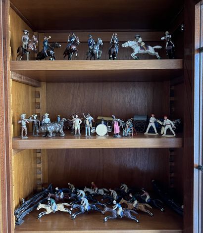 Set of lead figurines in the round or half...