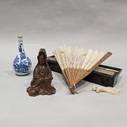 FAR EAST: Small porcelain vase decorated...