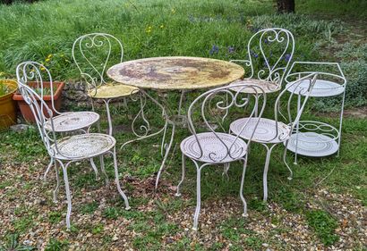 Garden furniture in white lacquered sheet...