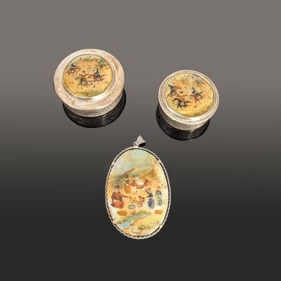 Metal souvenir trinkets: pendant with fine...