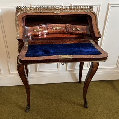 Small sloping desk, curved on all sides,...