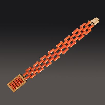 Bracelet made of coral sticks forming a staggered...