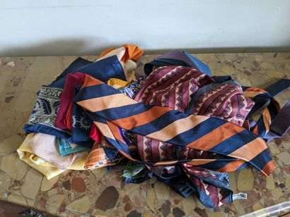 Set of scarves and ties, most in silk.