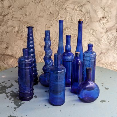 Set of thirteen blue glass bottles and d...