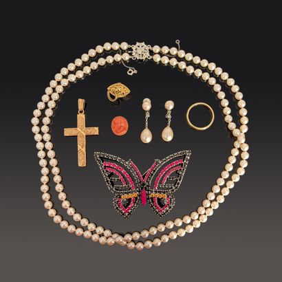 Costume jewelry in metal and gilded metal:...