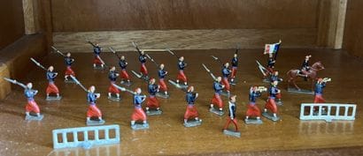 Set of flat pewter soldiers featuring Zouaves,...