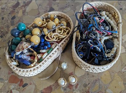 Costume jewelry set, including a pair of...