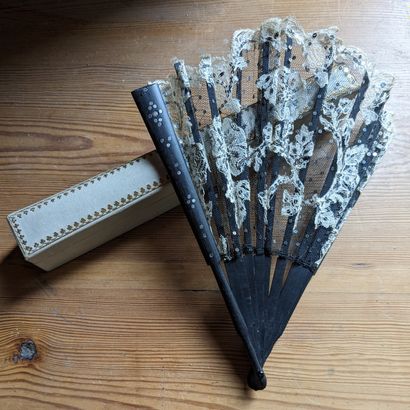 Fontange-style fan, in blackened wood with...