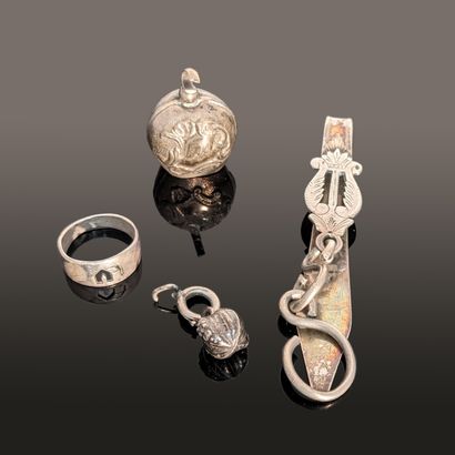 Oval convex inkwell in plain silver. English...