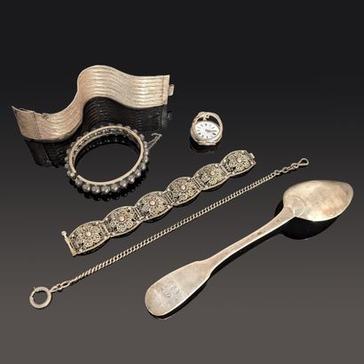 Set in silver (925 and 800): beaded bracelet...