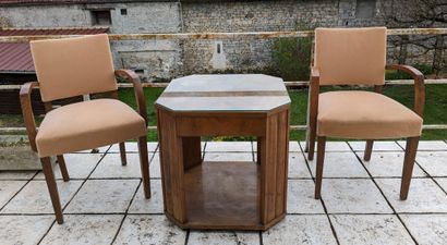 Pedestal table in walnut and walnut veneer....